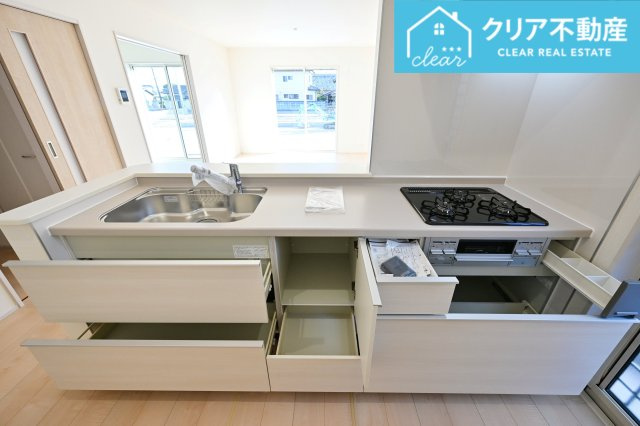 【キッチン】 | 太田第14下田島町 リーブルガーデン　2号棟 | スライド収納付きシステムキッチン。パスタ鍋や圧力鍋の出し入れもスムーズ！