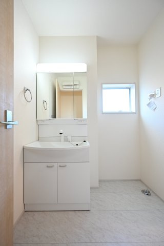 【独立洗面台】 | 太田第14下田島町 リーブルガーデン　2号棟 | 3面ミラーの後ろは収納スペースを完備。生活感のあるものは隠して、スッキリシンプルな洗面台に！