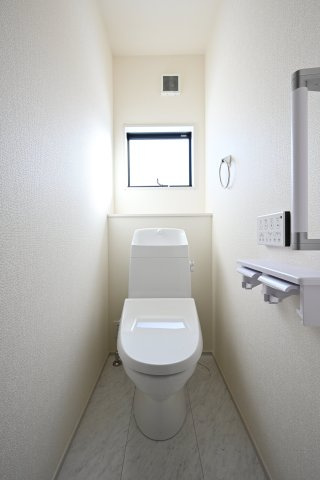 【トイレ】 | 太田第14下田島町 リーブルガーデン　3号棟 | シャワー＆暖房便座付きのトイレです！