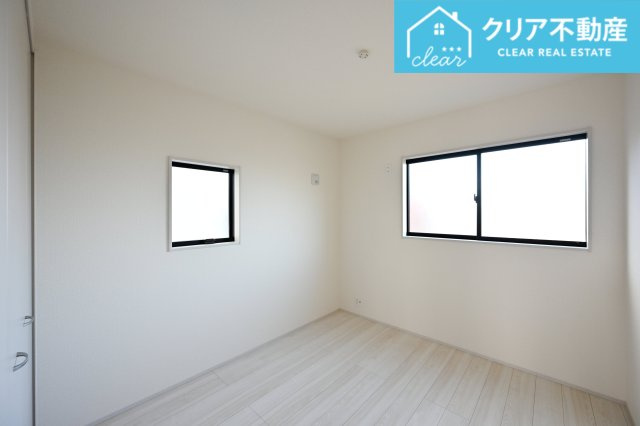 【洋室】 | 太田第14下田島町 リーブルガーデン　3号棟 | 2面採光の洋室は日当たりがよくあったか♪