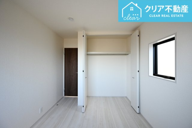 【洋室】 | 太田第14下田島町 リーブルガーデン　3号棟 | 続き間の洋室は扉を開け放つとリビングの延長として広々使えます！