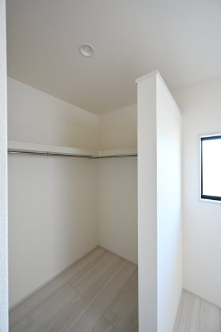【収納】 | 太田第14下田島町 リーブルガーデン　3号棟 | 憧れのウォークインクローゼットでお洋服もたっぷり収納！