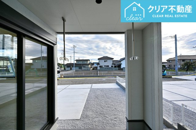 【バルコニー】 | 太田第14下田島町 リーブルガーデン　3号棟 | 屋根付きテラスなので、急な雨の時も安心♪竿受けも設置済み！