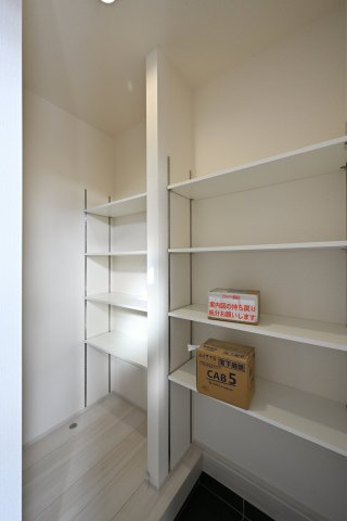 【玄関】 | 太田第14下田島町 リーブルガーデン　3号棟 | 大型のシューズボックスがあるので、家族全員の靴をしっかり収納！玄関スッキリ！