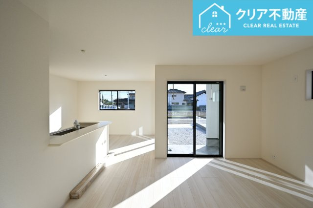 【居間・リビング】 | 太田第14下田島町 リーブルガーデン　3号棟 | 日当たりがよく広いリビングは家族が自然と集まる居心地の良い空間です♪