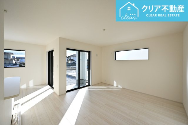 【居間・リビング】 | 太田第14下田島町 リーブルガーデン　3号棟 | 大型ＴＶも余裕で置けちゃう！ワイドなリビングで家族団らんの時間も増えそうですね♪