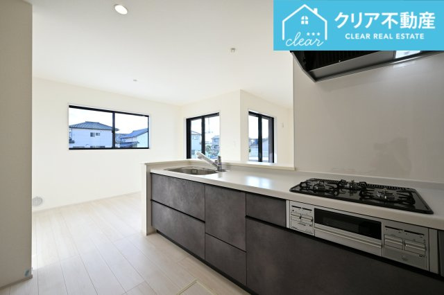 【キッチン】 | 太田第14下田島町 リーブルガーデン　3号棟 | 対面タイプならキッチン内にいながらご家族やお客様との会話が楽しめます