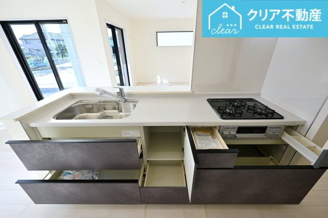 【キッチン】 | 太田第14下田島町 リーブルガーデン　3号棟 | スライド収納付きシステムキッチン。パスタ鍋や圧力鍋の出し入れもスムーズ！