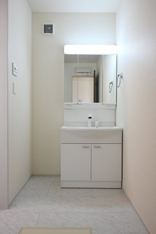 【独立洗面台】 | 太田第14下田島町 リーブルガーデン　3号棟 | 3面ミラーの後ろは収納スペースを完備。生活感のあるものは隠して、スッキリシンプルな洗面台に！