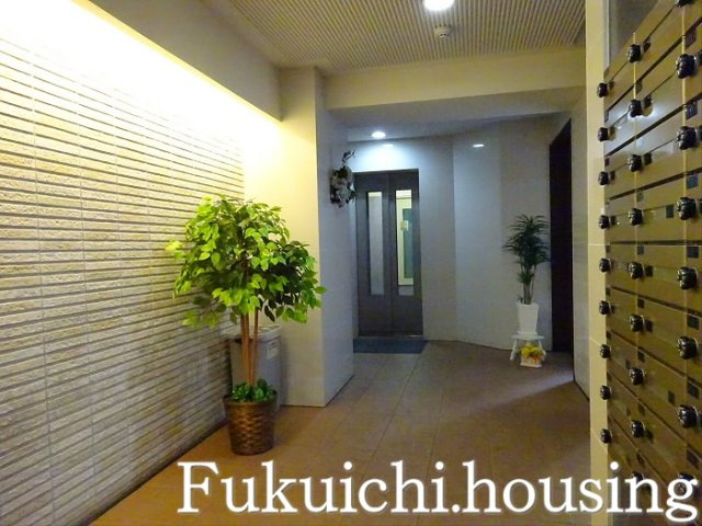 プランドル明大前のエントランス