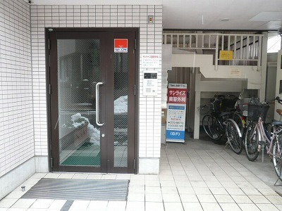 サンライズビルのエントランス