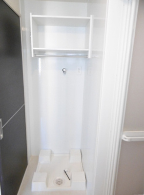 収納棚付きの洗濯機置場