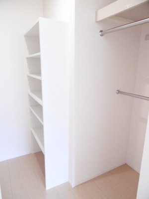 たっぷり収納できるウォークインクローゼット内右側