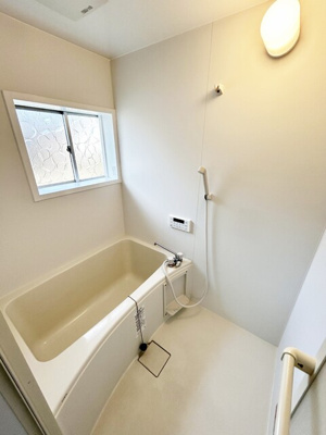 窓付の明るいバスルーム♪