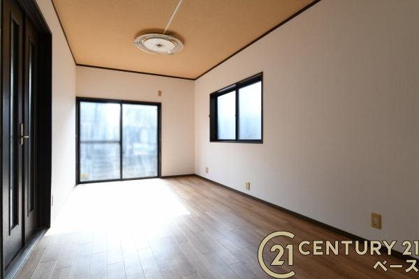 磯城郡田原本町大字千代の中古一戸建の居間・リビング|■現地撮影写真■大きな窓から柔らかい光が射し込みます！