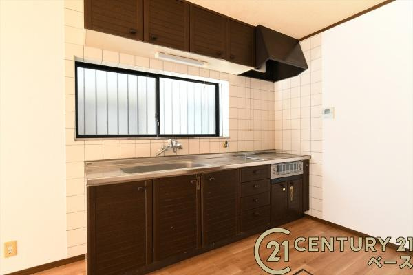 磯城郡田原本町大字千代の中古一戸建のキッチン|■現地撮影写真■収納力と使いやすさを追求したシステムキッチンです！