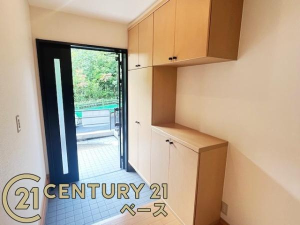 香芝市旭ケ丘５丁目の中古一戸建の玄関|■現地撮影写真■すっきりとした明るい玄関が家族やお客様を迎えてくれます！