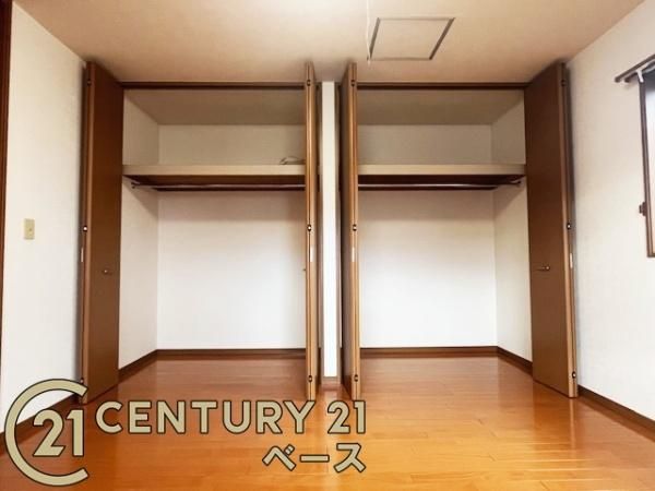 香芝市旭ケ丘５丁目の中古一戸建の収納|■現地撮影写真■主寝室にはクローゼットが二つ完備！