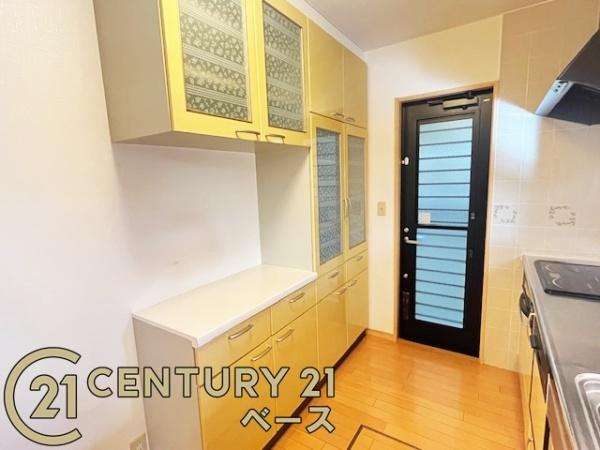 香芝市旭ケ丘５丁目の中古一戸建のキッチン|■現地撮影写真■収納力豊富なカップボード付きのキッチンです！