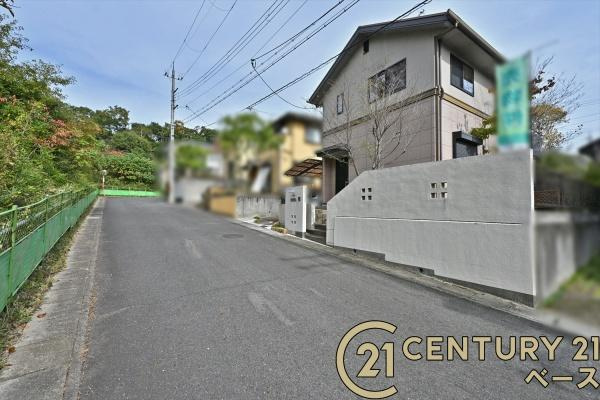 香芝市旭ケ丘５丁目の中古一戸建の前面道路含む現地写真|前面道路約６ｍでお車の出し入れも楽々！