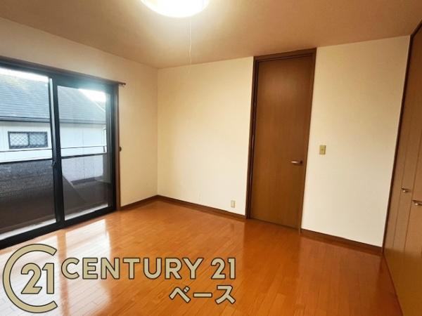 香芝市旭ケ丘５丁目の中古一戸建の洋室|■現地撮影写真■バルコニーに面した開放感のあるお部屋です！