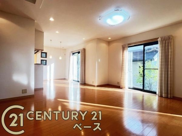 香芝市旭ケ丘５丁目の中古一戸建の居間・リビング|■現地撮影写真■ご家族でくつろいでいただける広々したＬＤＫは約２１帖です！