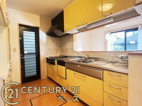 香芝市旭ケ丘５丁目の中古一戸建のキッチン|■現地撮影写真■収納力と使いやすさを追求したシステムキッチンです！食洗機付きで毎日の洗い物も楽々！