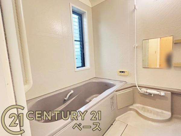 香芝市旭ケ丘５丁目の中古一戸建の浴室|■現地撮影写真■ゆったりしたサイズの浴室！足を伸ばしての入浴は疲れも癒してくれます！