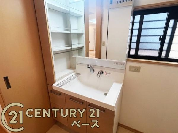 香芝市旭ケ丘５丁目の中古一戸建の独立洗面台|■現地撮影写真■清潔感のある広々とした洗面スペースです！