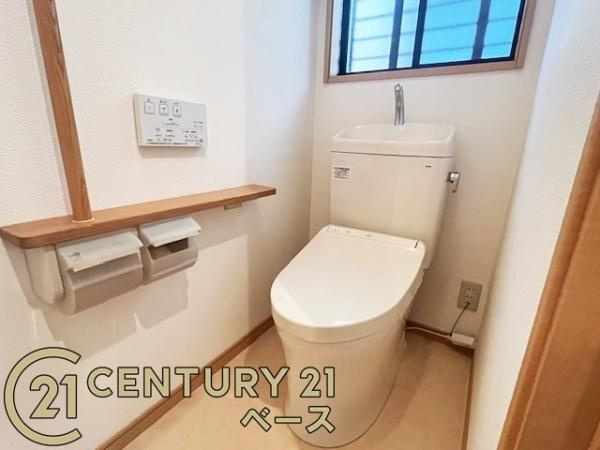 香芝市旭ケ丘５丁目の中古一戸建のトイレ|■現地撮影写真■１・２階ともに清潔感ある綺麗なお手洗を完備！