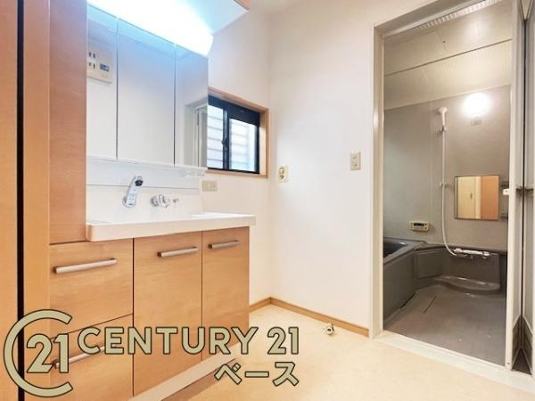 香芝市旭ケ丘５丁目の中古一戸建の独立洗面台|■現地撮影写真■忙しい朝にも役立つゆったりとした広さの快適な洗面スペースです！