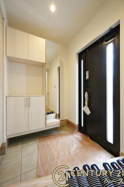 橿原市白橿町４丁目 ３号地 ／一戸建の玄関|■現地撮影写真■広くて明るい玄関！大容量シューズボックス完備！