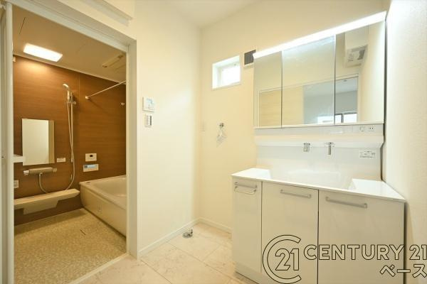 橿原市白橿町４丁目 ３号地 ／新築一戸建の独立洗面台|■現地撮影写真■清潔感のある広々とした洗面スペースです！