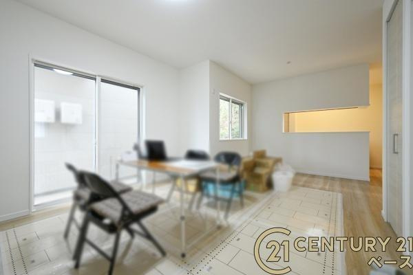 橿原市白橿町４丁目 ３号地 ／一戸建の居間・リビング|■現地撮影写真■家族団欒も快適な１８帖の広々としたリビング！