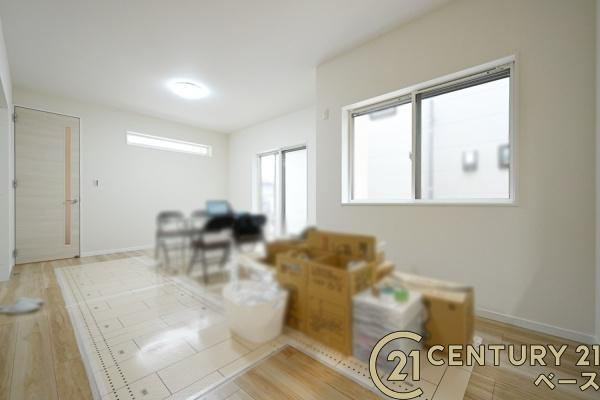 橿原市白橿町４丁目 ３号地 ／一戸建の居間・リビング|■現地撮影写真■暖かみある居心地の良い空間が広がります！