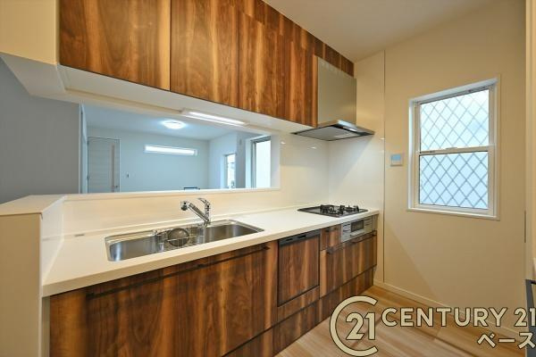 橿原市白橿町４丁目 ３号地 ／一戸建のキッチン|■現地撮影写真■収納力と使いやすさを追求したシステムキッチンです！食洗機付きで毎日の洗い物も楽々！