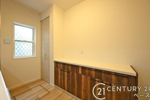 橿原市白橿町４丁目 ３号地 ／新築一戸建のキッチン|■現地撮影写真■広々キッチンで快適お料理！便利な収納スペースも完備！