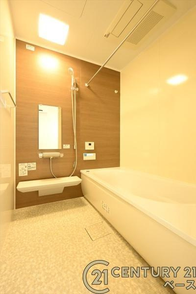 橿原市白橿町４丁目 ３号地 ／一戸建の浴室|■現地撮影写真■床は水ハケが良く、乾きやすいのでカビの発生も軽減！嬉しい浴室乾燥機付です！