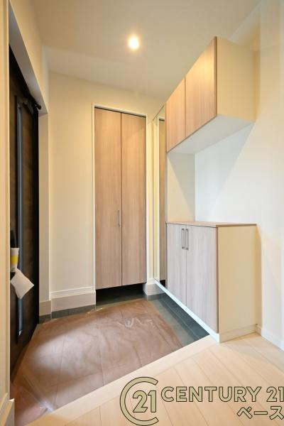 橿原市白橿町４丁目 ４号地 ／新築一戸建の玄関|■現地撮影写真■広くて明るい玄関！大容量シューズボックス完備！