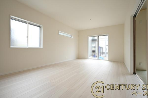 橿原市白橿町４丁目 ４号地 ／新築一戸建の居間・リビング|■現地撮影写真■暖かみある居心地の良い空間が広がります！