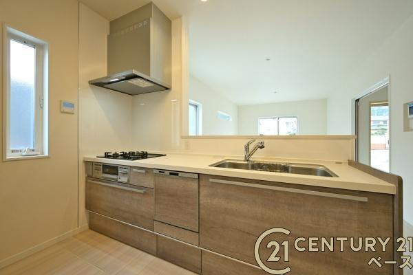 橿原市白橿町４丁目 ４号地 ／新築一戸建のキッチン|■現地撮影写真■収納力と使いやすさを追求したシステムキッチンです！食洗機付きで毎日の洗い物も楽々！