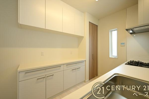 橿原市白橿町４丁目 ４号地 ／新築一戸建のキッチン|■現地撮影写真■広々キッチンで快適お料理！便利な収納スペースも完備！