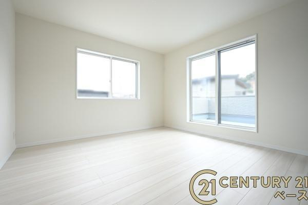 橿原市白橿町４丁目 ４号地 ／新築一戸建の洋室|■現地撮影写真■日当たりのよい明るい雰囲気の洋室です！