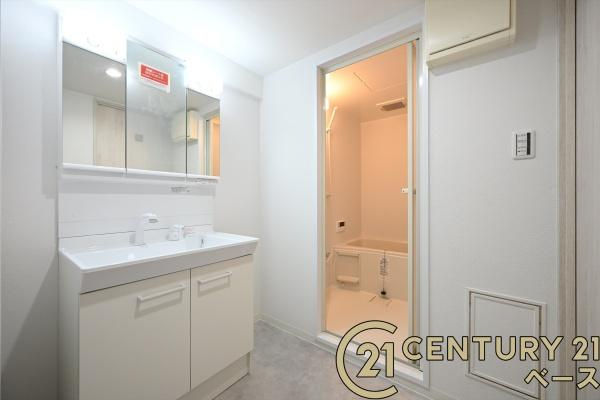 コスモ大和高田の独立洗面台|■現地撮影写真■三面鏡タイプのミラーキャビネット！収納スペースも豊富です！