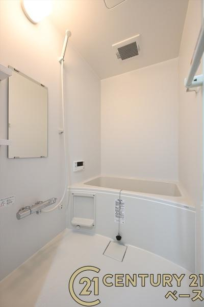 コスモ大和高田の浴室|■現地撮影写真■浴室暖房乾燥機を完備！ゆったりした浴槽での入浴は疲れも癒してくれます！