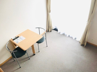 【居間・リビング】 | レオパレスクレストタウンＡ | 備え付けテーブル付