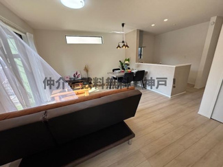 【居間・リビング】 | 神戸市垂水区桃山台2丁目　新築戸建　仲介手数料無料！ | こちらのリビングで趣味の時間をお楽しみください