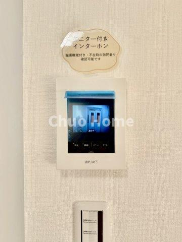 スカイウェイ立石のセキュリティ|【モニターホン】誰が来たかすぐにわかるカラーモニター付きインターホン。通話ボタンを押すまでは室内の音は漏れていませんので相手を確かめてから応対できます。