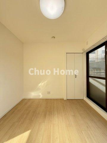 スカイウェイ立石の寝室|【寝室】心と体をゆったりと安らげる主寝室。寝室のゆとりが大きい分だけ、暮らしの安らぎは深まります。一日の疲れを癒すだけでなく、ご夫婦の親密な語らいを紡ぎ出します