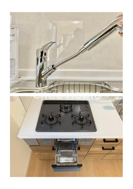 スカイウェイ立石のキッチン|【キッチン水栓】キッチン水栓はシャワーヘッドが伸びますのでシンクの隅々まで届きます。【三ツ口コンロ】奥様に好評な三ツ口コンロと魚焼きグリルです。